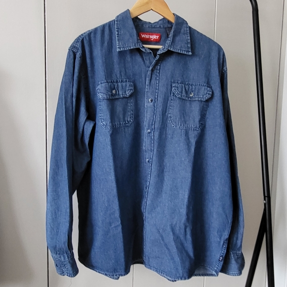 Wrangler Other - Wrangler / Soft cotton long sleeved button down medium wash denim short. Size XL